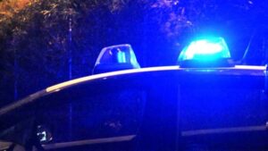 Acqui Terme: 17enne armato di coltello semina il panico. Ferito un uomo, trascinato dall’auto