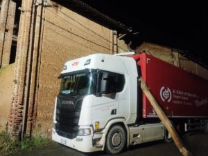 Castelceriolo: parte del muro di un edificio abbandonato crolla su un camion