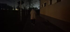 Alessandria: partita di basket nella palestra illuminata in mezzo al buio
