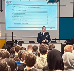 Alessandria, droga e prevenzione: i Carabinieri e gli studenti del ‘Vinci-Nervi-Fermi’