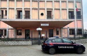 Sale, tenta di rapinare una donna in un bar: arrestato dai Carabinieri