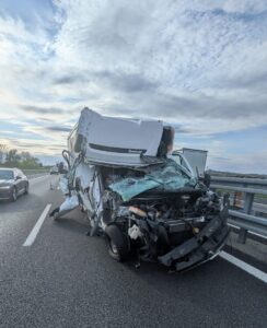 Autostrada A21: scontro tra due mezzi pesanti e un furgone, un ferito (non grave)