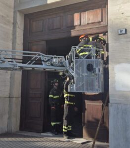 Tribunale: crollano lastroni di marmo, sfiorata la tragedia. Parla il presidente Rampini