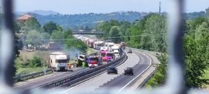 Autostrada A21: schianto tra tir, nell’incendio della bisarca muore uno dei camionisti