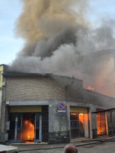 Incendio in centro a Casale: Vigili del Fuoco in azione in via Lanza, evacuato lo stabile
