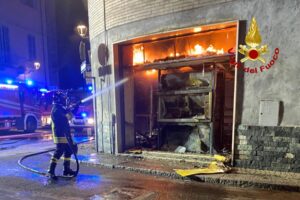 Incendio a Casale, proseguono smassamento e indagini: Vigili del Fuoco al lavoro anche oggi