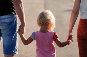 Affido familiare, l’Asl AL cerca nuove famiglie: incontri pubblici a Casale