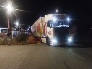 Castelceriolo: camion esce di strada affrontando una rotatoria