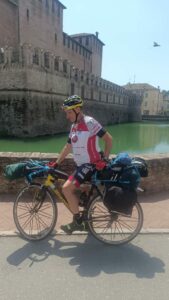 Tortona, il voto di Giorgio che gira l’Italia in bici
