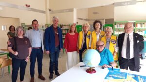 Alessandria, i Lions Bosco Marengo Santa Croce donano un mappamondo tattile alla Biblioteca