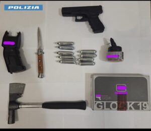 Valenza, Polizia stradale: denunciato uomo con coltello, taser e pistola ad aria compressa