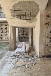San Giuliano Vecchio: calcinacci tra le tombe, il degrado che offende la memoria