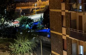 Alessandria: caos tra le auto in sosta. Paura in via Righi, doppio intervento della polizia