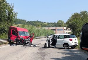 San Salvatore: scontro frontale tra furgone e auto, 70enne in codice rosso