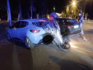 Alessandria: perde il controllo dello scooter e si schianta contro auto in sosta