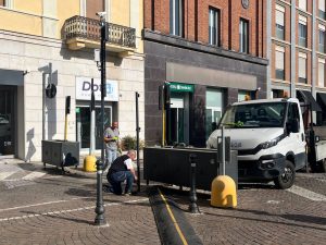 Alessandria, rimosse le fioriere Apu da piazza Libertà: andranno in via Tripoli