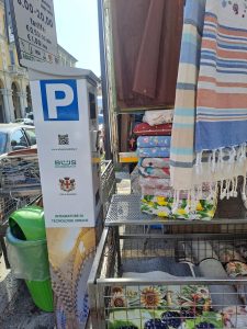 Piazza Garibaldi, parcometri “nascosti” dai banchi del mercato: FdI chiede di spostarli
