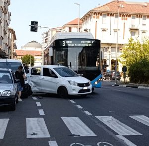 Alessandria: bus contro auto in piazza Matteotti