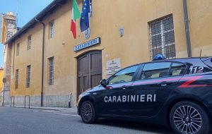 Casale Monferrato, perseguita l’ex e aggredisce il nuovo compagno: arrestato 19enne