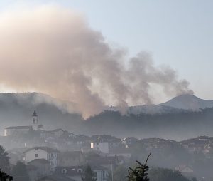 Mornese, fiamme visibili: l’incendio è ripartito